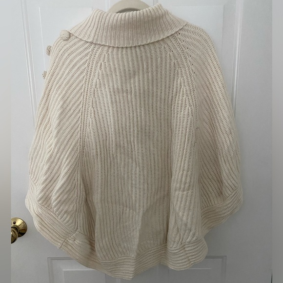 Cream poncho vey comfy - Picture 2 of 3